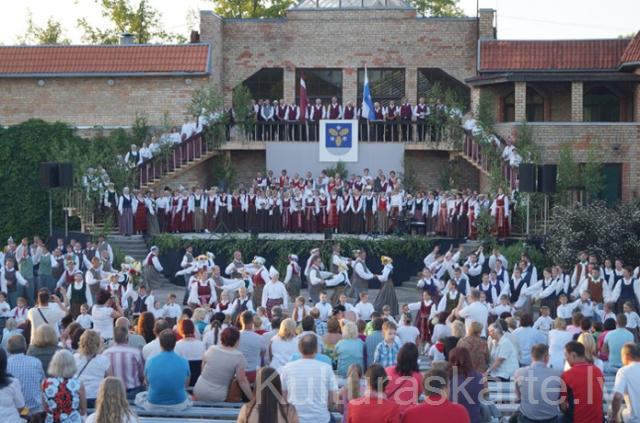 Estrāde pie Aizkraukles pagasta kultūras nama